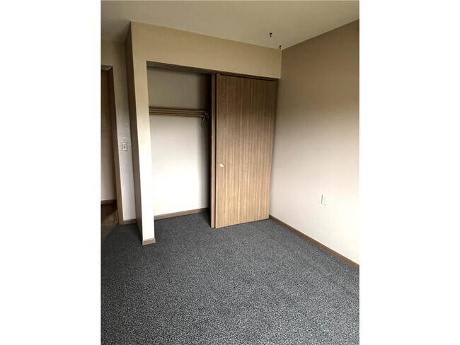 Building Photo - 611 Main St S