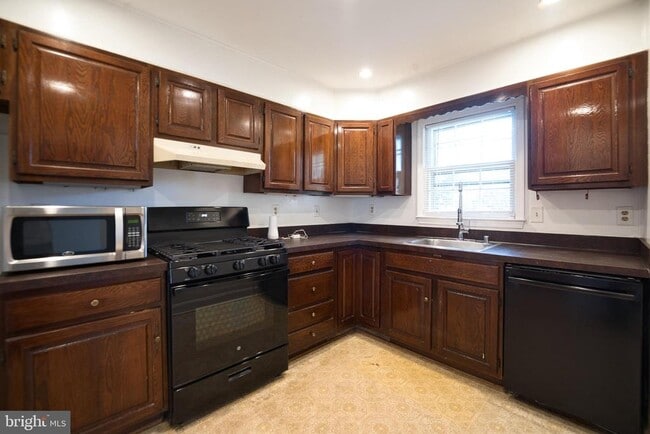 Building Photo - 800 Rosemere Ave