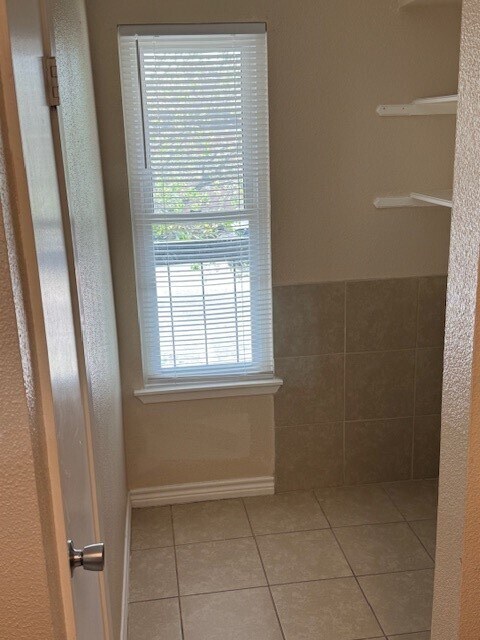 Building Photo - 17401 Red Oak Dr