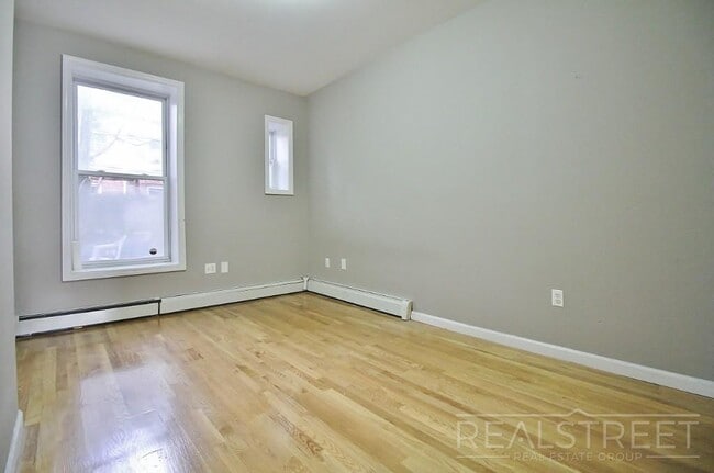 Building Photo - Great Deal on a Updated 1 BR in Cobble Hil...