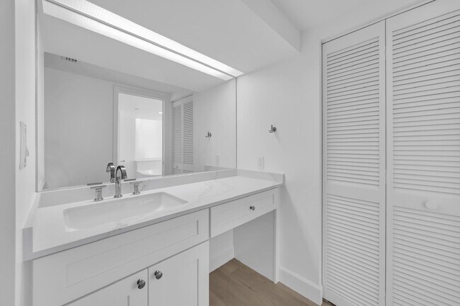 Building Photo - 529 S Flagler Dr