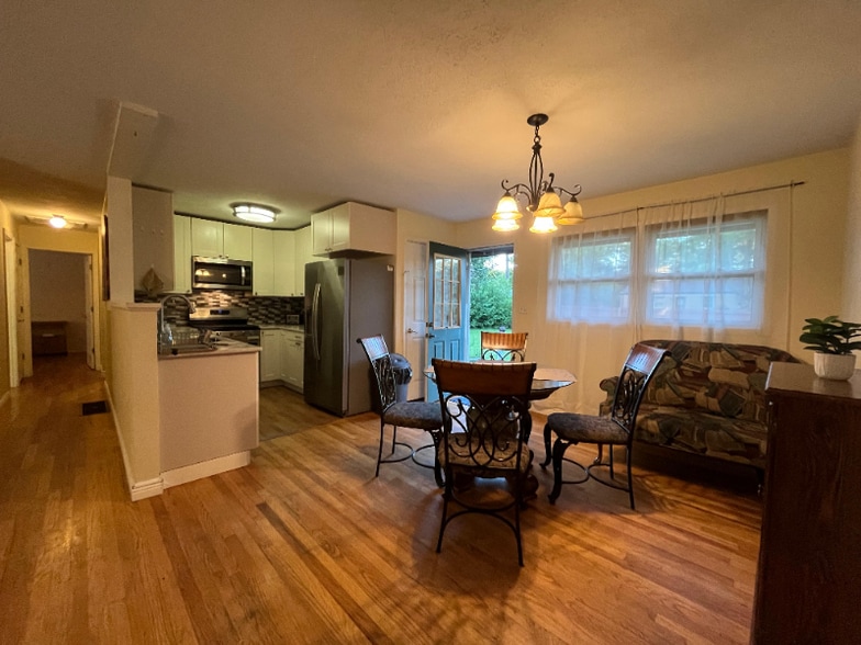 Building Photo - 2216 Delaware Dr