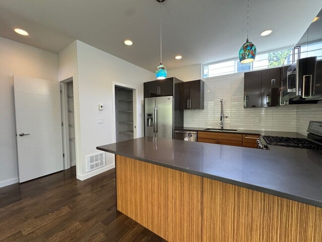 Building Photo - Modern 2 bed 2 bath townhome in Eastlake with panoramic view of Lake Union