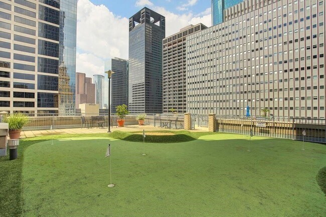 Building Photo - 914 Main St