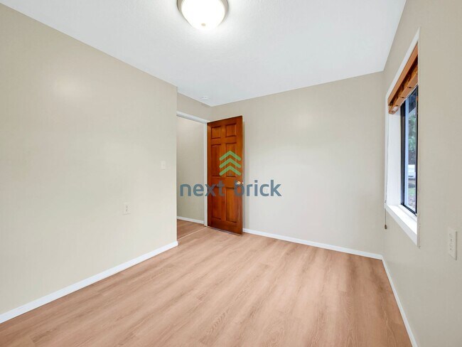 Building Photo - 3 Bed and 1 Bath Single-family Home Availa...