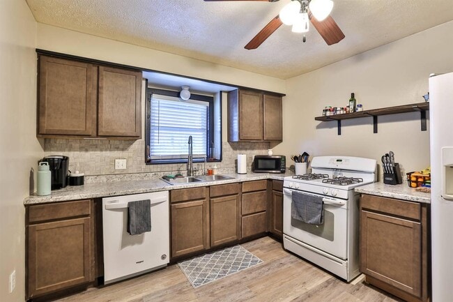 Building Photo - 142 4th Ave