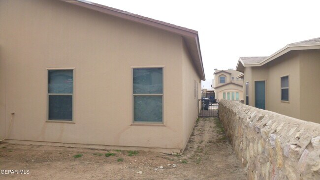 Building Photo - 14229 English Point Ave