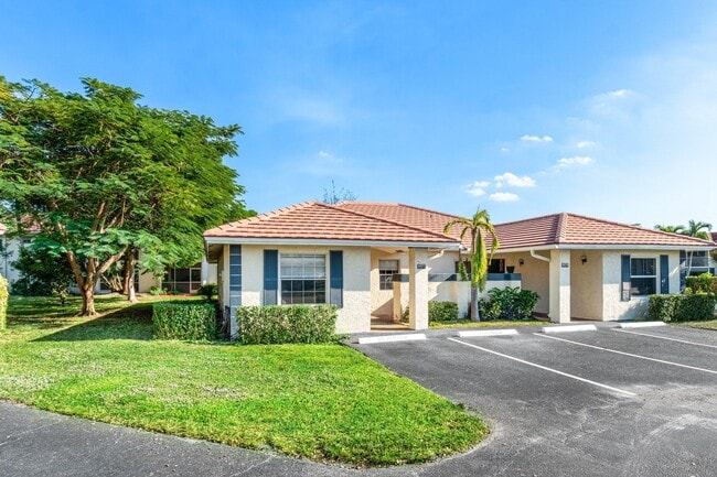 Building Photo - 9977 Three Lakes Cir