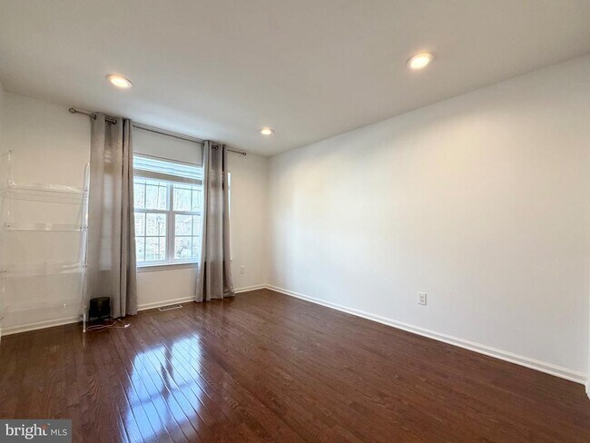 Building Photo - 308 Roarks Trail