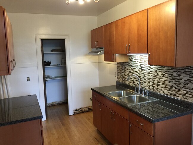 Building Photo - 706 S Maple Ave