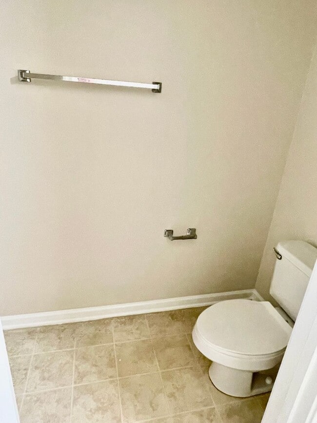 Building Photo - Spacious 4-bedroom, 2.5-bath home in Charlotte with convenient access to Uptown