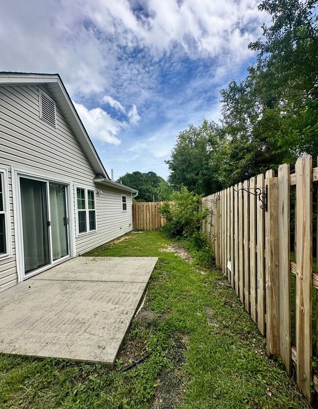 Building Photo - Stunning, pet friendly townhouse located i...