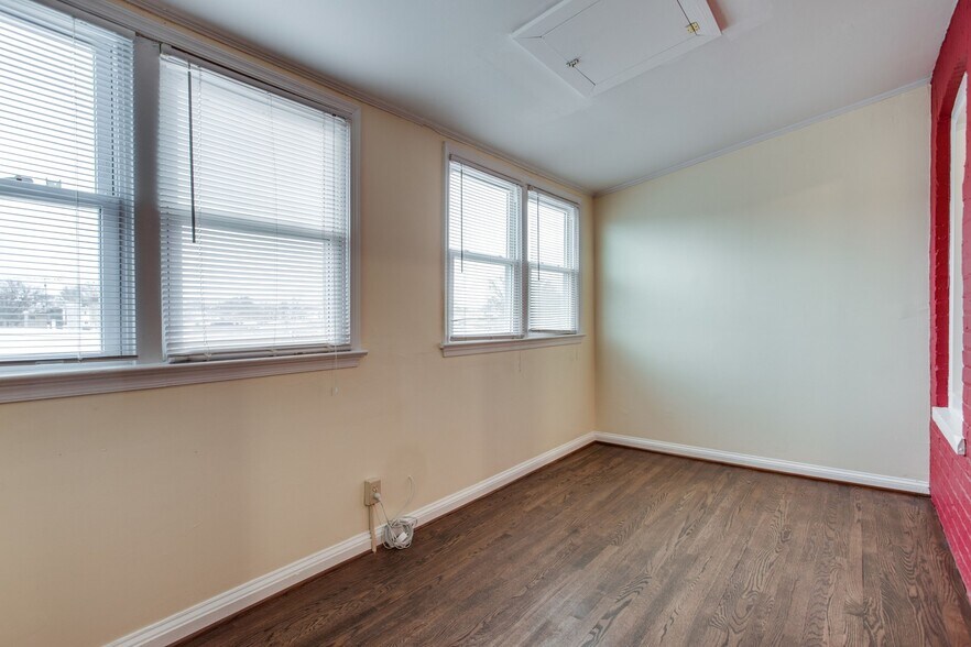 Room 3 - 702 Ingraham St NW