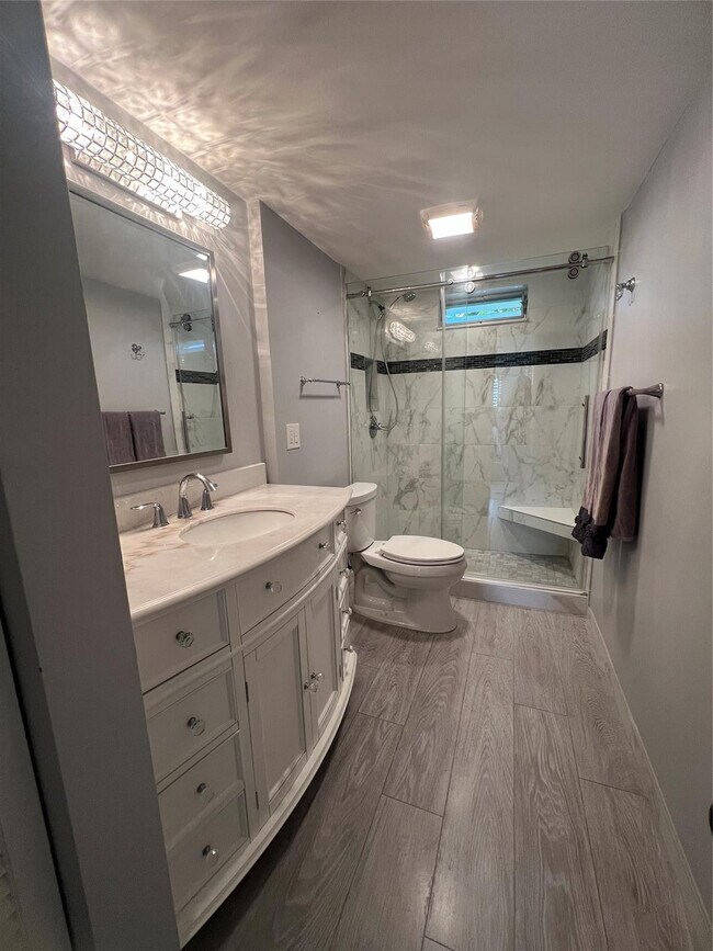 Building Photo - 2615 NE 3rd Ct