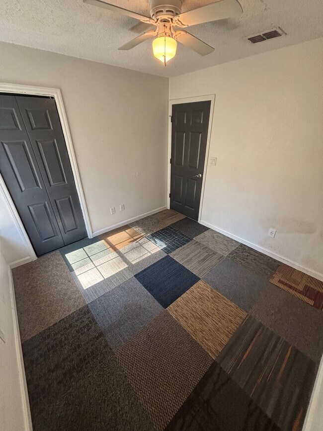 Building Photo - Spacious 4-Bed, 2-Bath Home with Yard and Prime Tallahassee Location