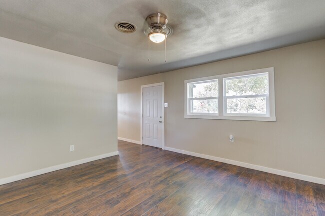 Building Photo - 1702 E 2nd St