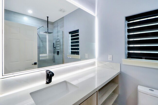 Building Photo - 3027 Clinton Dr
