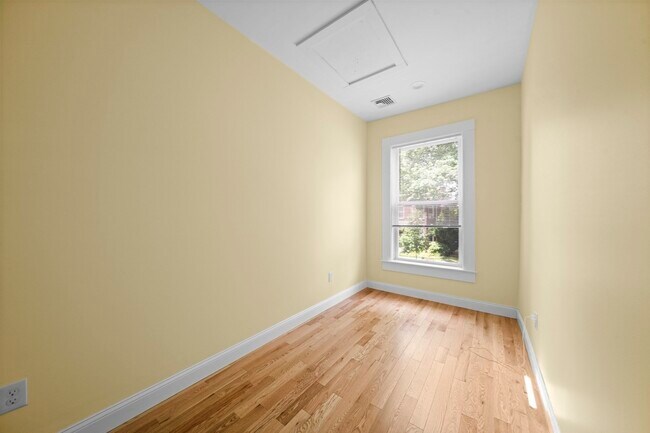 Building Photo - 20 Linden St