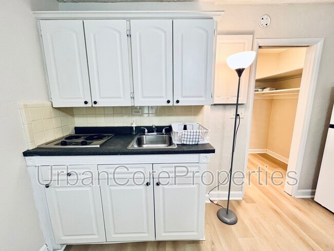 Building Photo - 206 9th Ave N