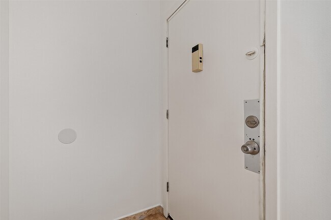 Building Photo - 3303 W Greenridge Dr