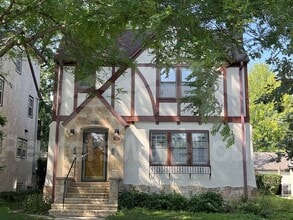 Building Photo - 2 Bed/1 Bath Upper Duplex in Minneapolis