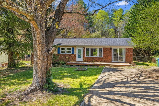 Building Photo - 3-Bedroom West Asheville Ranch with Bonus ...