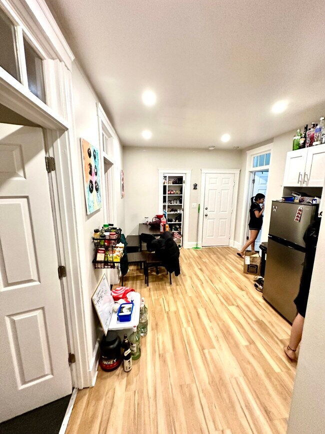 Building Photo - 829-833 Beacon Unit 501