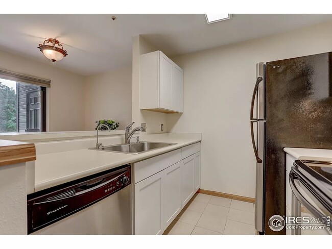 Building Photo - 4990 Meredith Way