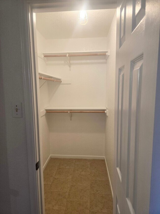 Building Photo - 1602 Van Zanten Dr