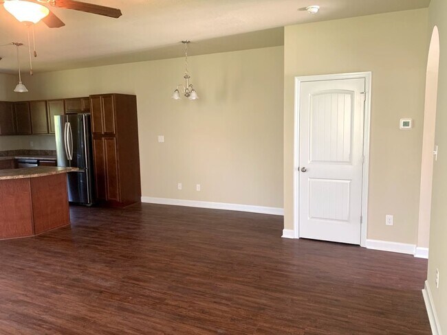 Building Photo - 3 Bedroom/2.5 Bath - Holly Ridge - The Lan...