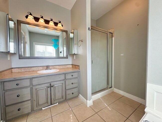 Building Photo - Stunning 6 Bed / 3 Bath | Great Location | Expansive Living Space