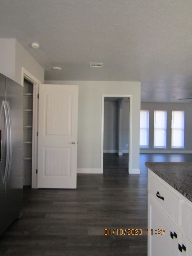 Building Photo - Great home located on the eastside, walking distance to MacArthur Schools.