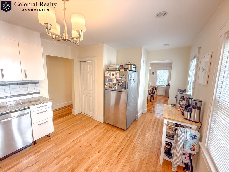 Building Photo - 81 Putnam St