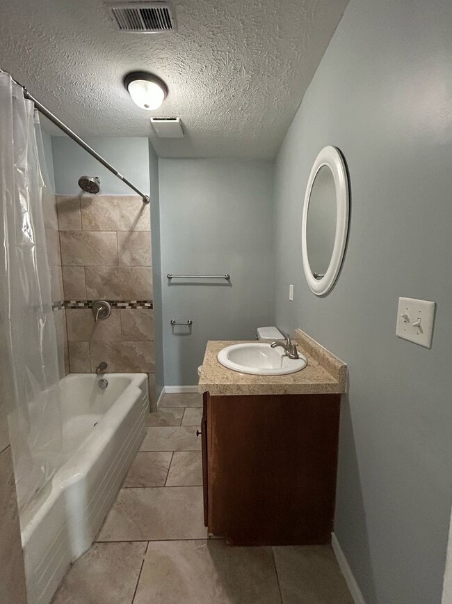 Building Photo - Private Entry, Cozy Comfort – 1 Bedroom, 1 Bathroom Home-Style Apartment