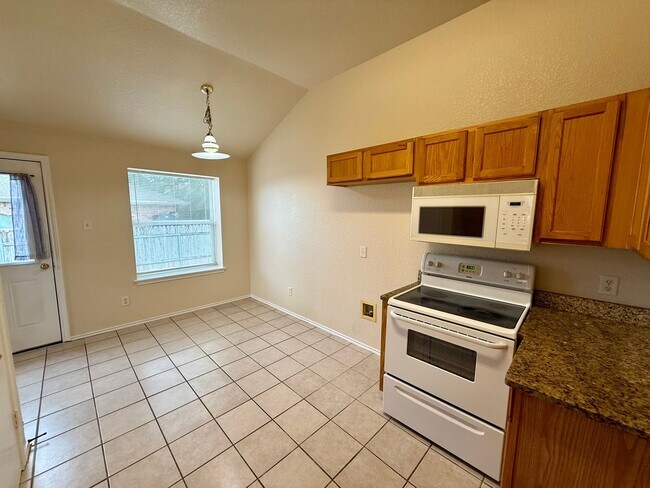Building Photo - Beautiful 3 bedroom, 2 bathroom home in th...