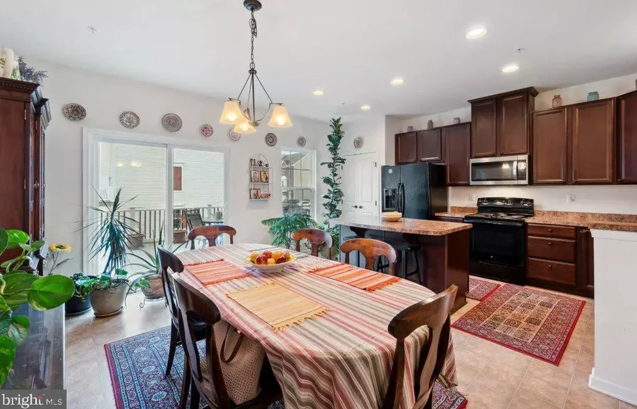 Kitchen & Dining - 1280 Rannoch Ln