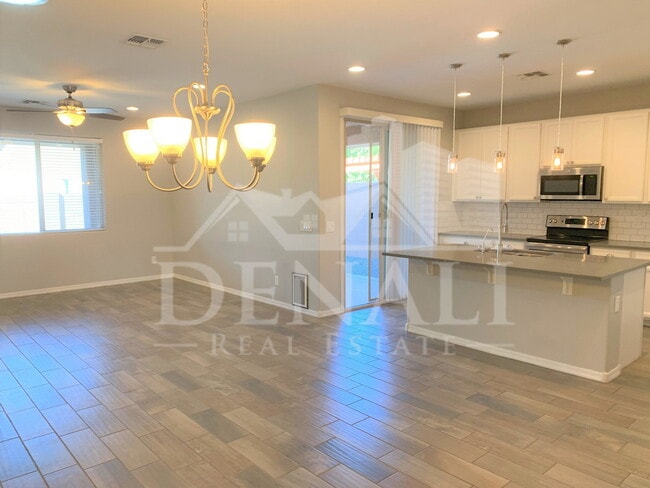 Building Photo - 334 N 79th Pl