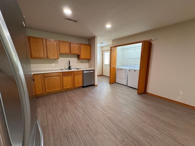 Building Photo - Fully Updated 2 Bed, 1 Bath End-Unit Townhome