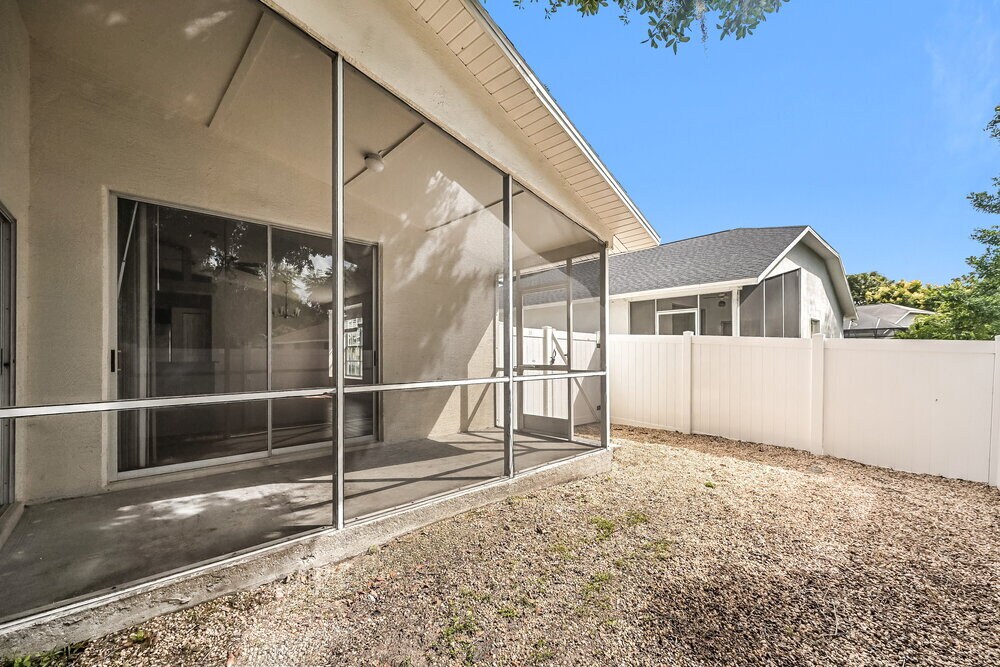 Building Photo - 11006 Kenmore Dr