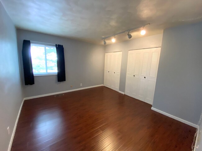 Building Photo - 2 BR/1.5 BA Spacious Apartment