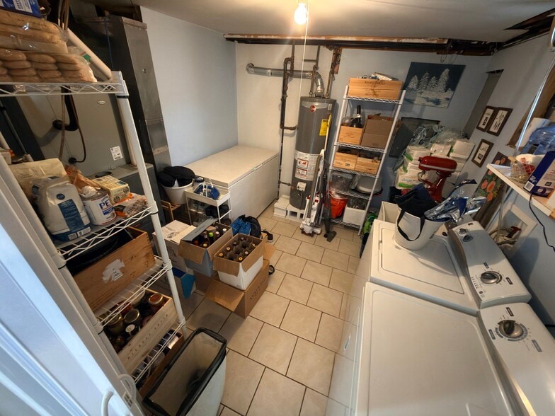 Laundry room - 5061 W Eddy St