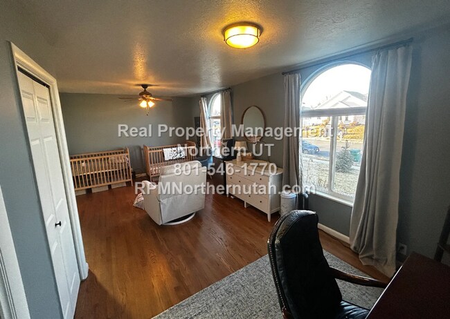 Building Photo - Large 5 bedroom home coming available in Layton