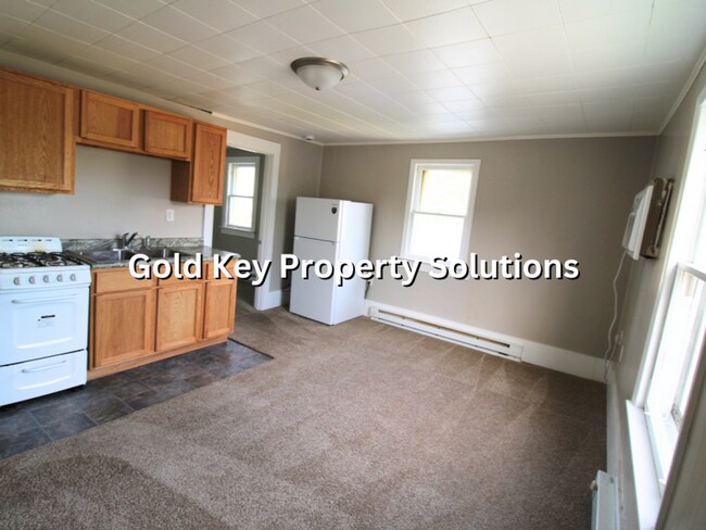 Building Photo - 919 E 6th St