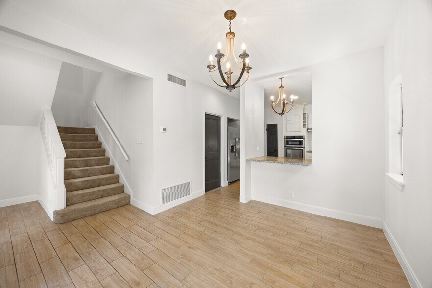 Dining Room - 8103 N New Braunfels Ave #5