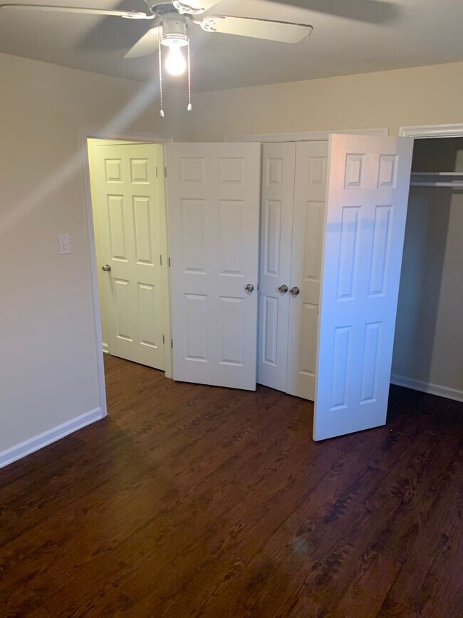 Building Photo - 4 BEDROOM TOWNHOME AVAILABLE