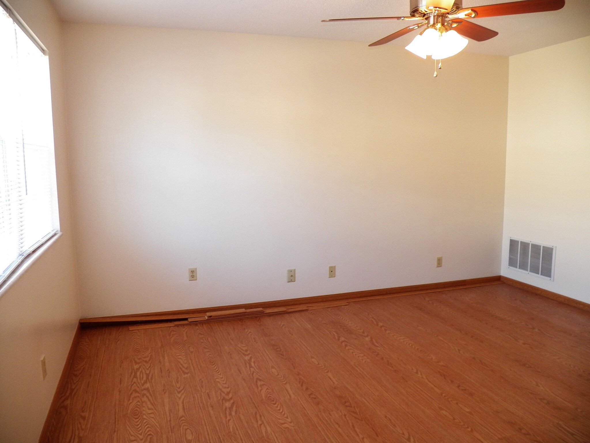 LR - 262 W Main St
