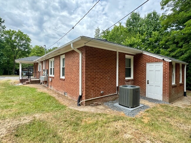 Building Photo - 1008 Hampton St