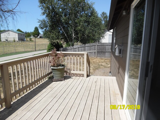 Building Photo - 565 NW Meadows Dr