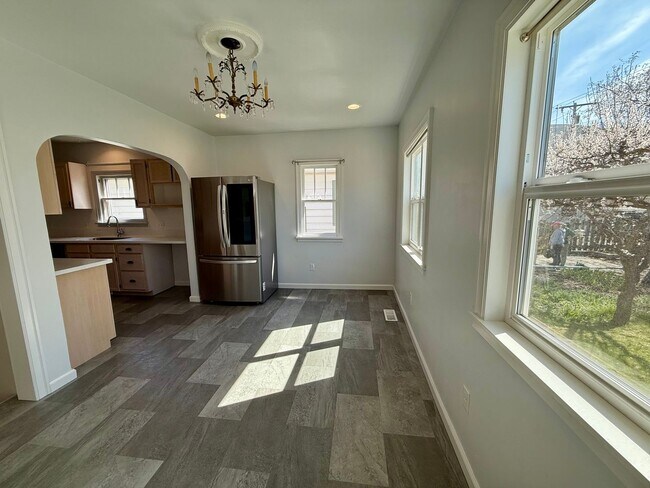 Building Photo - 3 Bedroom / 2 Bath Home - Bespoke Elegance in the University District!