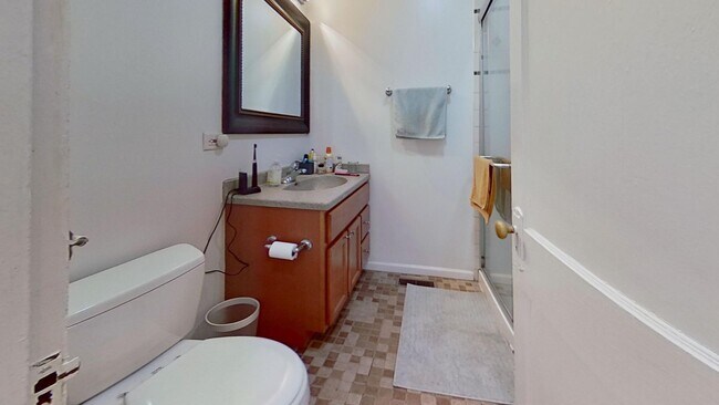Building Photo - Duplexed Lakeview Three Bedroom Two Bath